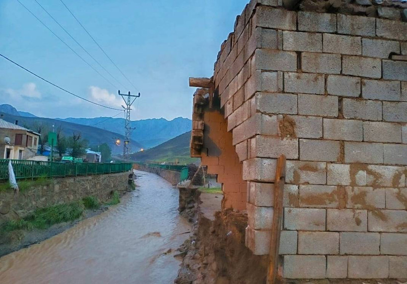 Van'da sağanak: 52 hayvan öldü, tarım alanları zarar gördü - Resim: 5